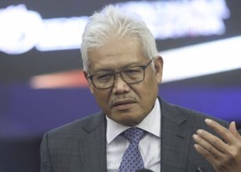 HAMZAH Zainudin bercakap dalam sidang akhbar selepas Majlis Penyerahan Surat Keputusan Kewarganegaraan di Kompleks D, Putrajaya. - FOTO/FAISOL MUSTAFA