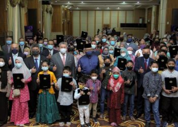 HAMZAH Zainuddin bersama penerima surat keputusan kewarganegaraan selepas majlis penyampaian surat berkenaan di Putrajaya, hari ini. - UTUSAN/FAISOL MUSTAFA