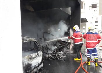 SEBANYAK lapan kenderaan termasuk enam motosikal  terbakar di tempat letak kenderaan sebuah kondominium di Bayan Lepas, Pulau Pinang.