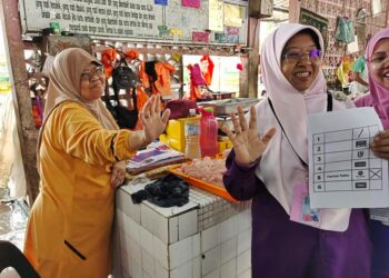 HANIZA Mohamed Talha dalam satu majlis bersama pengundi, baru-baru ini.