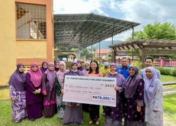 HANNAH Yeoh (depan, empat dari kanan) bersama wakil Persatuan Anak Jati Penchala, KRT dan wakil Persatuan Penduduk Palimbayan di SRA Ibnu Kathir, Segambut.