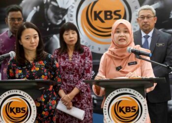 HANNAH Yeoh bersama Fadhlina Sidek bercakap pada sidang akhbar khas berhubung insiden kejohanan bola tampar remaja di Menara KBS, Putrajaya. - UTUSAN/FAISOL MUSTAFA