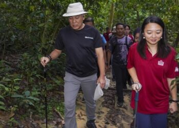 HANNAH Yeoh bersama Acryl Sani Abdullah Sani pada Program Mendaki Bersama Polis Diraja Malaysia (PDRM) di Taman Persekutuan Bukit Kiara, Kuala Lumpur, hari ini. - FOTO/SHIDDIEQIIN ZON
