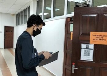 MUHAMAD Asyraf didenda RM10,000 atas pertuduhan menghantar gambar lucah menerusi aplikasi Telegram di Mahkamah Sesyen Kuala Kangsar hari ini. - UTUSAN