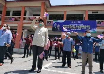 IZANI Husin (tengah) merasmikan majlis Semarak Kemerdekaan di Sekolah Menengah Ugama (Arab) Istiqamah Badang, Pengkalan Chepa, Kelantan,  hari ini.