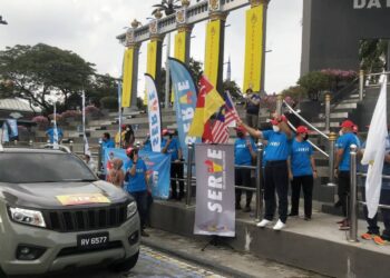 MOHD. Khairuddin Othman (tengah) mengibarkan bendera Selangor sebagai simbolik melepaskan rombongan pasukan Serve ke Yan, Kedah di Dataran Shah Alam, Shah Alam, Selangor hari ini dalam misi kemanusiaan bagi membantu penduduk yang ditimpa bencana ‘kepala air’.