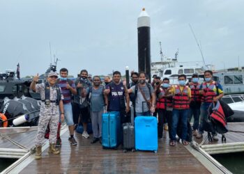 SERAMAI 16 kru kapal yang hanyut selama dua hari di  perairan Pulau Pemanggil  berjaya diselamatkan petang semalam.