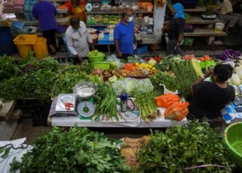 SEBUAH jabatan khas disyor ditubuhkan bagi cari penyelesaian baharu menangani kenaikan harga barangan. - UTUSAN/SHIDDIEQIIN ZON