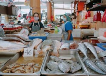 HARGA ikan melonjak sejak awal November ini ekoran laut bergelora dan cuaca tidak menentu akibat fasa peralihan monsun timur laut.