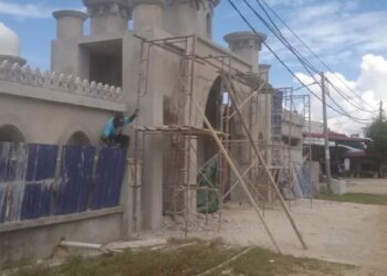 SEORANG pekerja sedang melakukan kerja-kerja pembinaan sebuah masjid di Padang Kala, Peringat, Kota Bharu, Kelantan. - FOTO/ROHANA MOHD. NAWI