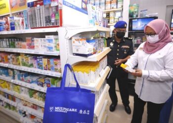 AIN Arjuna Aziz Zaman ketika melakukan operasi pemantauan jualan kit ujian kendiri Covid-19 di farmasi sekitar Seremban 2, Seremban, hari ini. - FOTO/MOHD. SHAHJEHAN MAAMIN