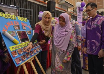 DR. Kasemani Embong (tengah) melawat ruang pameran selepas merasmikan Sambutan Hari Kanser Peringkat Negeri di Marang, Terengganu, hari ini. -  UTUSAN/PUQTRA HAIRRY ROSLI