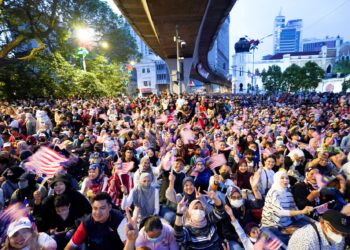 MEMBINA kemakmuran bersama memerlukan
semangat persaudaraan yang kukuh serta
pengorbanan tidak berbelah bahagi terhadap
negara. –UTUSAN/SHIDDIEQIIN ZON