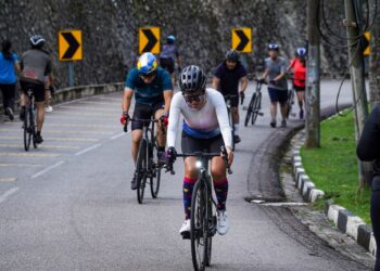 ORANG ramai beriadah pada hujung minggu yang dirakam di sekitar Bukit Tunku yang sering kali menjadi tumpuan para penggemar sukan berbasikal atau berjoging. - UTUSAN/MUHAMAD IQBAL ROSLI