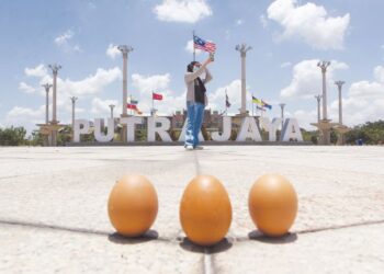 AISHAH Sakinah Sazali, 32, mengambil gambar ketika fenomena ekuinoks iaitu hari tanpa bayang susulan matahari berada tepat di atas garisan Khatulistiwa di Putrajaya pada 28 Mac lalu. - UTUSAN/ FAISOL MUSTAFA