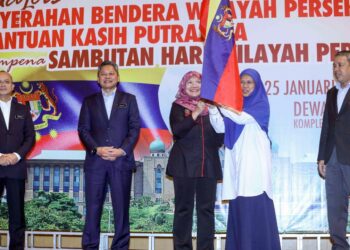 ROSIDA Jaafar (tiga kanan) ketika sesi penyerahan bendera Wilayah Persekutuan sempena Sambutan Hari Wilayah Persekutuan 2023 di Putrajaya. - UTUSAN/FAISOL MUSTAFA
