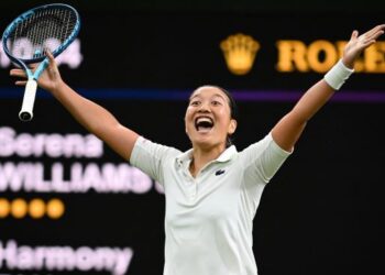 HARMONY YTan meraikan kejayaan menumpaskan Serena Williams pada pusingan pertama Wimbledon di All England Club, London semalam. – AFP