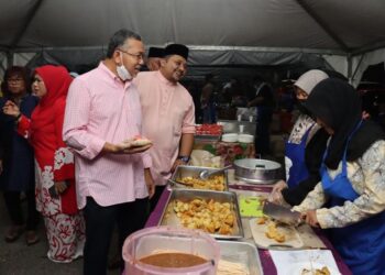 AZLAN Man melawat gerai-gerai makanan pada majlis Aidilfitri Menteri Besar peringkat Parlimen Arau di Dewan Sivik, Arau, Perlis, hari ini.- UTUSAN