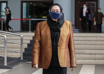 HASANAH Ab. Hamid hadir di Kompleks Mahkamah Kuala Lumpur bagi perbicaraan kes pecah amanah US$12.1 juta (RM50.4 juta) yang dihadapinya hari ini. UTUSAN/AFIQ RAZALI