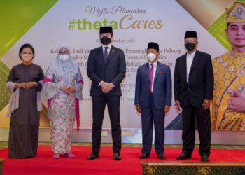 TENGKU Hassanal Ibrahim Alam Shah Ibni Al-Sultan Abdullah Ri'ayatuddin Al-Mustafa Billah Shah (tengah) berkenan bergambar selepas melancarkan #thetaCares di Ibu Pejabat Lembaga Tabung Haji, Kuala Lumpur, hari ini. Turut sama, Ketua Pegawai Eksekutif Kumpulan Theta Edge Berhad (TEB), Nuraslina Zainal Abidin (dua dari kiri). - UTUSAN/FARIZ RUSADIO 