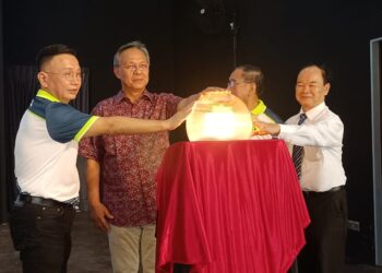 HASNI MOHAMMAD (dua dari kiri) memegang bebola sebagai gimik Majlis Penutupan Kembara Berbasikal sempena Sambutan 100 tahun Sekolah Menengah Persendirian Pei Chun, Pontian, hari ini.