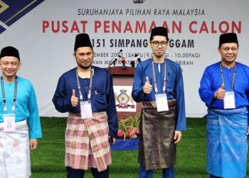 MASZLEE MALIK (kiri) bersama-sama Mohd. Fazrul, Kamal dan  Hasni Mohammad diumumkan bertanding di Parlimen (151) Parlimen Simpang Renggam.