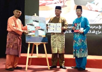 HASNI Mohammad melancarkan Kitab Kesultanan Islam Johor dalam Hari Terbuka Hal Ehwal Islam Peringkat Negeri di Dewan Raya Bandar Putra, Kulai.