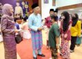 HASNI Mohammad (dua kiri) menyampaikan duit raya sempena Sambutan Hari Raya UMNO Bahagian Pontian dan DUN Benut di Dewan Jubli Intan Pontian, Johor. - UTUSAN/MUHAMMAD ZIKRI