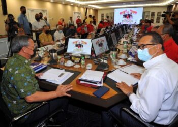 HASNI Mohamad mempengerusi Mesyuarat UMNO Negeri di Ibu Pejabat UMNO Negeri Johor, Johor Bahru, hari ini. - FOTO/RAJA JAAFAR ALI