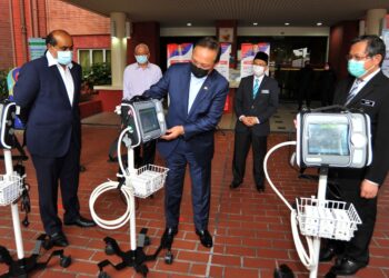 HASNI Mohammad (tengah) menyerahkan mesin ventilasi kepada JKNJ di HSA, Johor Bahru di Johor. -UTUSAN/RAJA JAAFAR ALI