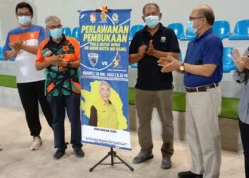 MOHD. Hatta Md Ramli (tiga dari kiri) merasmikan perlawanan pembukaan Kejohanan Bolasepak Piala FA Daerah Manjung Piala Datuk Wira Dr. Mohd. Hatta Md. Ramli di Seri Manjung semalam. - FOTO/SHAMSUL KAMAL AMARUDIN