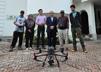 KUASA Usaha Sementara Kedutaan Besar Malaysia di Kathmandu, Mohd Fadzle Abu Hasan (tiga dari kanan) menyaksikan  percubaan menerbangkan dron berteknologi tinggi yang dihantar dari Malaysia untuk misi SAR Muhammad Hawari.