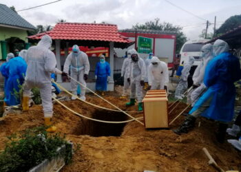 PASUKAN HAZMAT Jabatan Bomba dan Penyelamat Kota Bharu  membantuKementerian Kesihatan menguruskan jenazah pesakit Covid-19 di Kelantan. - IHSAN BOMBA