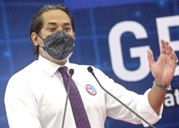 KHAIRY Jamaluddin selepas melancarkan Program Generational Endgame Antirokok (GEGAR-18) di Sekolah Menengah Kebangsaan Bandar Seri Putra, Bangi, Selangor. - UTUSAN/FAISOL MUSTAFA