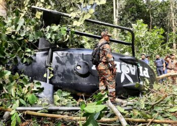 PASUKAN mencari dan menyelamat (SAR) menemukan bangkai helikopter Eurocopter EC120B di Hutan Simpan Chikus, Tapah, Perak, semalam yang dilaporkan hilang dari radar setelah berlepas dari Lapangan Terbang Sultan Abdul Aziz Shah, Subang, Selangor, kelmarin. – GAMBAR IHSAN PDRM