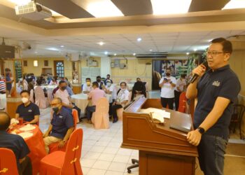 DOMINIC Lau Hoe Chai berucap pada Majlis Tahun Baharu Cina anjuran Gerakan Bahagian Kulai di Kelapa Sawit, Kulai, Johor.