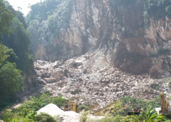 KERJA-KERJA mengalihkan batu terpaksa dihentikan sementara ekoran berlaku runtuhan kecil batu. - IHSAN JBPM PERAK