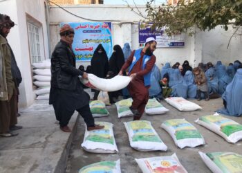 Sebanyak 60 set "bakul makanan" bernilai RM210 untuk satu keluarga diagihkan kepada golongan memerlukan oleh Muslim Care Malaysia di Herat, Afghanistan.