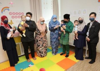 RINA Mohd. Harun menyantuni kanak-kanak di Taska Penyanyang Bakti di Putrajaya, hari ini.