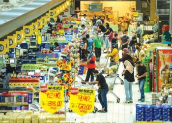 RAKYAT mula bimbang dengan keadaan semasa yang boleh meningkatkan inflasi, sekali gus membebankan pengguna. - GAMBAR HIASAN