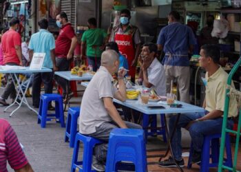 TINDAKAN pelanggan yang tidak menghiraukan perintah larangan menghisap rokok di kedai makan mengganggu ketenteraman dan keselesaan pelanggan lain terutama yang tidak merokok.