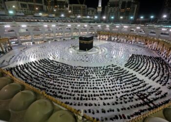 SOLAT secara rapat saf di Masjidilharam sudah boleh dilaksanakan mulai 6 Mac lalu selepas pihak berkuasa Arab Saudi menarik balik sekatan Covid-19.
