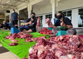 Mengkhususkan daging korban kepada seorang fakir miskin boleh membantu mengeluarkan mereka daripada kumpulan asnaf apabila mereka dapat hasil daripada menjual daging tersebut.