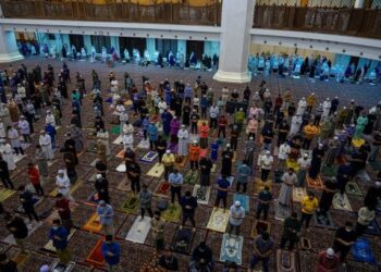 Menurut Imam Syafie bersentuhan kulit antara Rasulullah SAW dan Saidatina Aisyah semasa baginda solat malam adalah dengan berlapik sekali gus tidak membatalkan wuduk baginda. – GAMBAR HIASAN