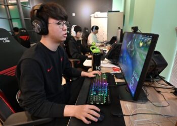 Bermain game jika melalaikan hingga menunda waktu solat boleh jatuh kepada haram. – GAMBAR HIASAN