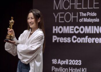MICHELLE Yeoh bersama trofi emas dimenanginya bagi lakonan dalam filem Everything Everywhere All At Once dalam sidang akhbar sempena kepulangannya ke Malaysia di Kuala Lumpur, semalam. - UTUSAN/M FIRDAUS M JOHARI