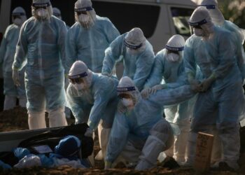 WARIS hiba melihat jenazah ahli keluarganya yang menjadi mangsa Covid-19 dikebumikan di Tanah Perkuburan Islam Selat Kelang, Selangor,  hari ini. - UTUSAN/ZULFADHLI ZAKI