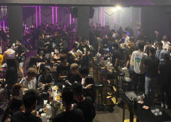 SERAMAI 166 pengunjung dan premis sebuah pusat hiburan yang dikompaun kerana melanggar kesalahan dengan berhibur di Taman Ekoflora, Setia Indah di Johor Bahru.