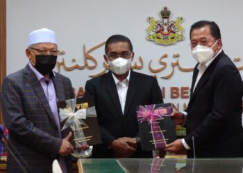 TAKIYUDDIN Hassan (tengah) menyaksikan Ahmad Yakob (kiri) dan Baharin Din menyerahkan dokumen perjanjian pada Majlis Pertukaran Dokumen Perjanjian Untuk Projek Hidroelektrik Nenggiri Dan Penyerahan Cek Pampasan di Pejabat Menteri Besar Kelantan baru-baru ini.