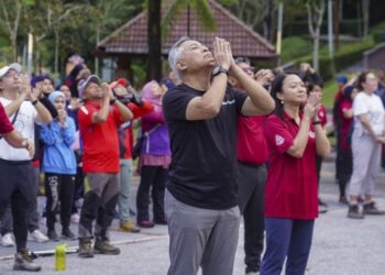 ACRYL Sani Abdullah Sani bersama Menteri Belia dan Sukan, Hannah Yeoh pada Program Mendaki Bersama Polis Diraja Malaysia di Taman Persekutuan Bukit Kiara, Kuala Lumpur, hari ini. - FOTO/SHIDDIEQIIN ZON